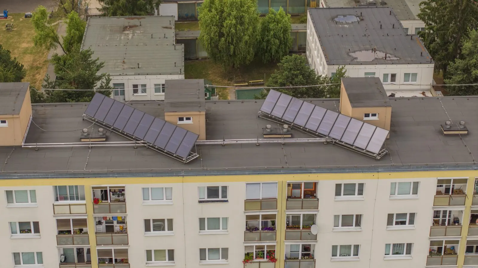 Solárne kolektory na streche bytového domu — realizácia JS-SYSTEM